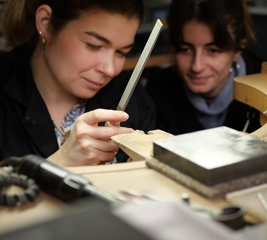 Photo de Julie, la créatrice, guidant un atelier pour créer son pendentif, une idée de cadeau original.